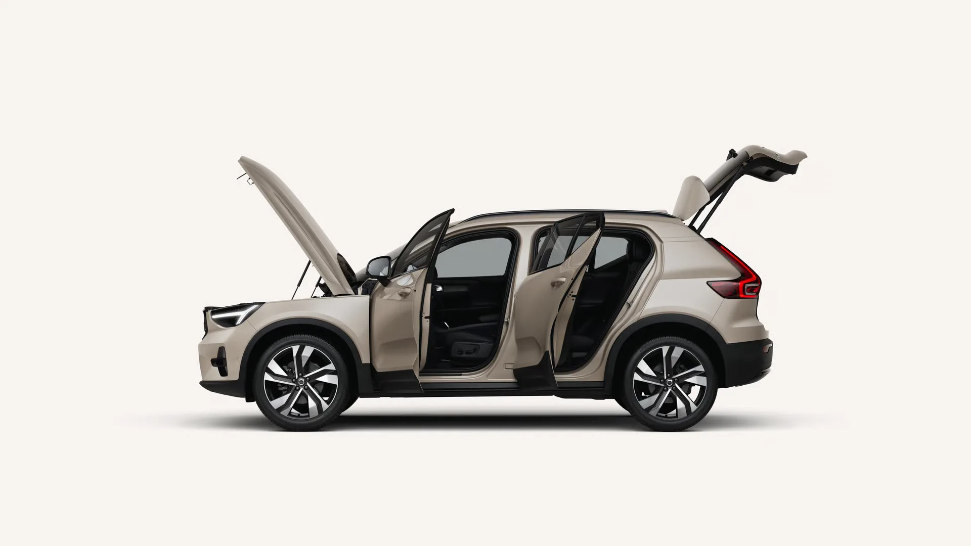 Volvo XC40 con puertas, capó y baúl abiertos