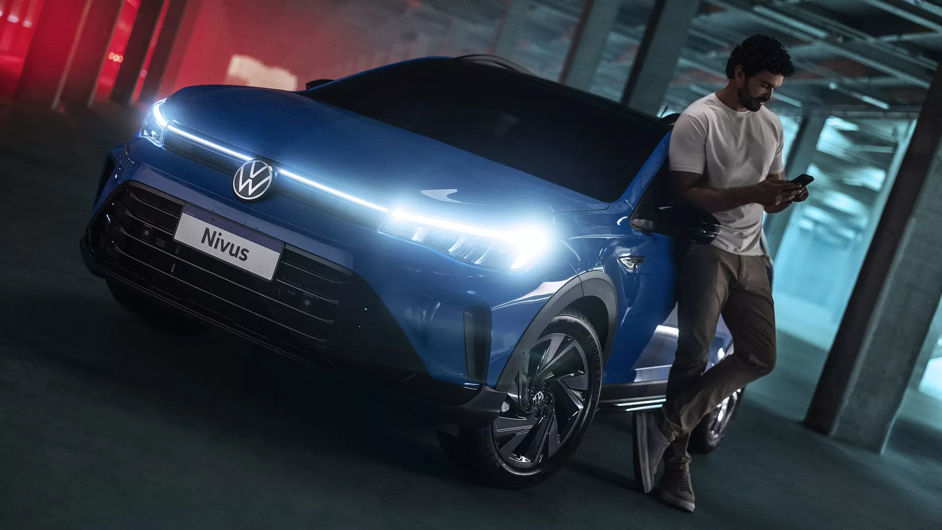 Persona usando el asistente virtual de Mi VW junto a su vehículo